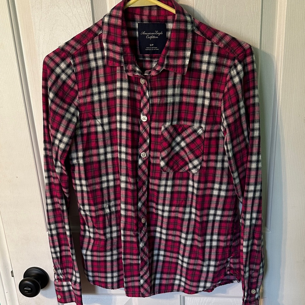 0016 American Eagle Outfitters Red and Black Plaid Shirt Womens size small